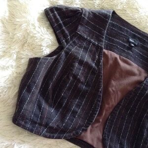 aritzia talula gray and white pinstripe short puff sleeve vest